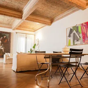  Appartamento Ht - Casa Del Pittore In Piazza Delle Erbe Italia